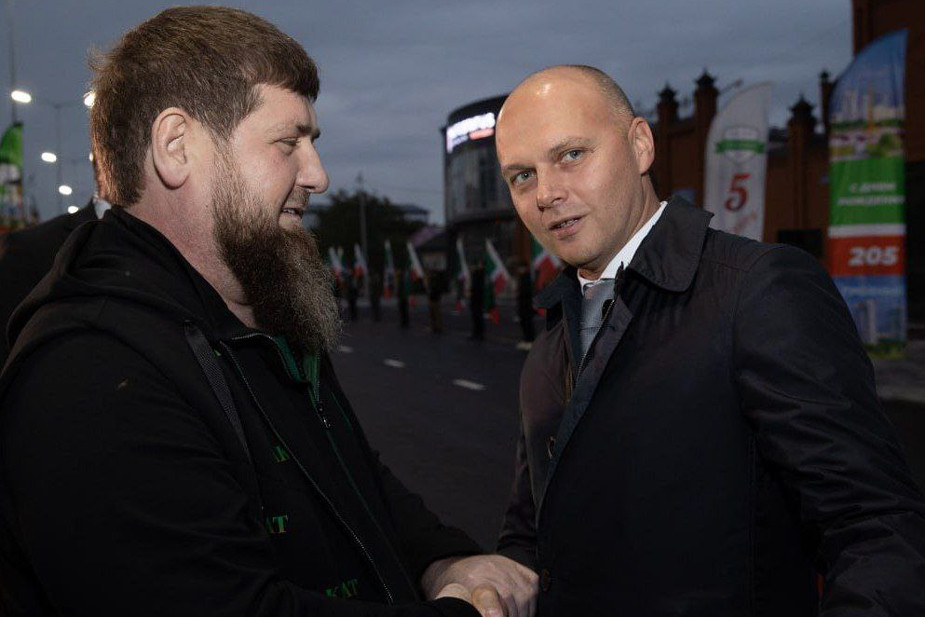 Алексей Беспрозванных с Рамзаном Кадыровым. Фото: Рамзан Кадыров / Telegram