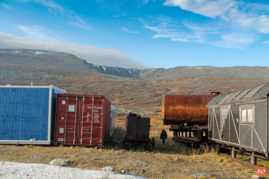 Эти цистерны и вагончики возможно раньше принадлежали золотодобытчикам