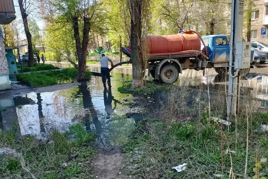 Откачка воды у жилых домов, Энгельс, 5 мая 2026 года