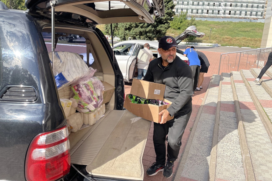 Геннадий Баев доставляет гуманитарную помощь для пострадавших от боевых действий, 11 августа 2024 года