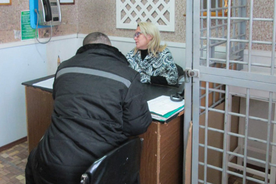 Лариса Фефилова в качестве члена ОНК ведет личный прием в ИК-1 поселка Ягул. 2013 год