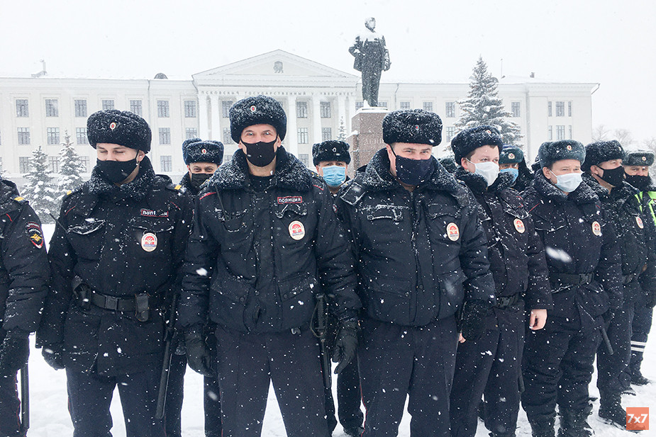 Силовики на протестной акции в Пскове. 