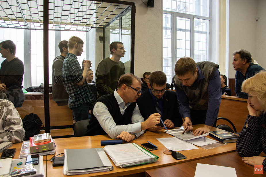 Адвокаты (за столом слева направо) Игорь Кабанов, Константин Карташов и Станислав Фоменко