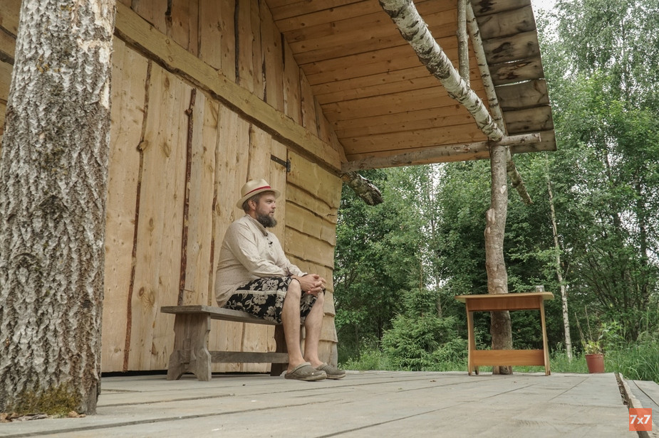 Борис Акимов на веранде возле ресторана