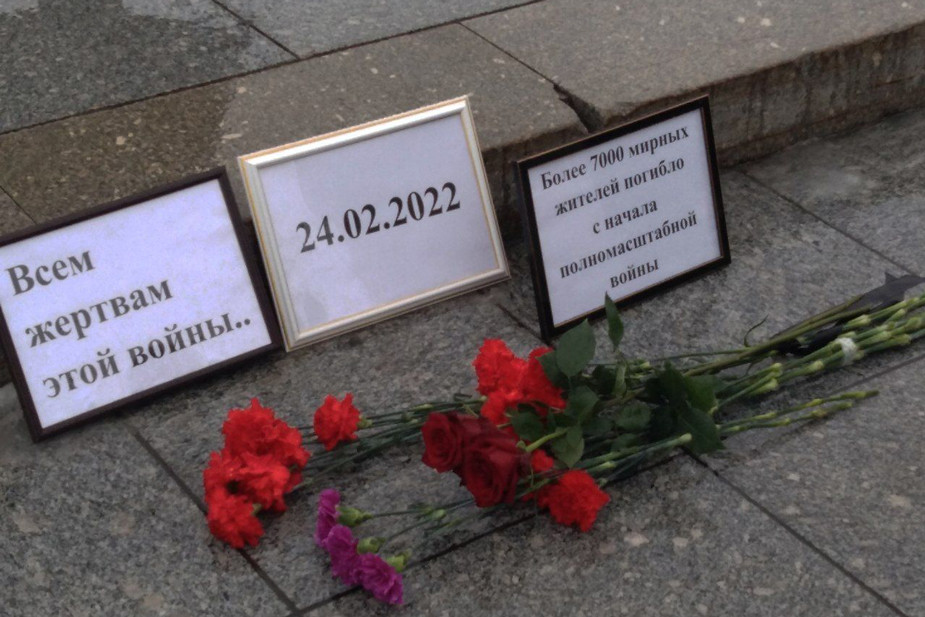 Мемориал, организованный Артёмом Сахаровым в Барнауле в годовщину войны