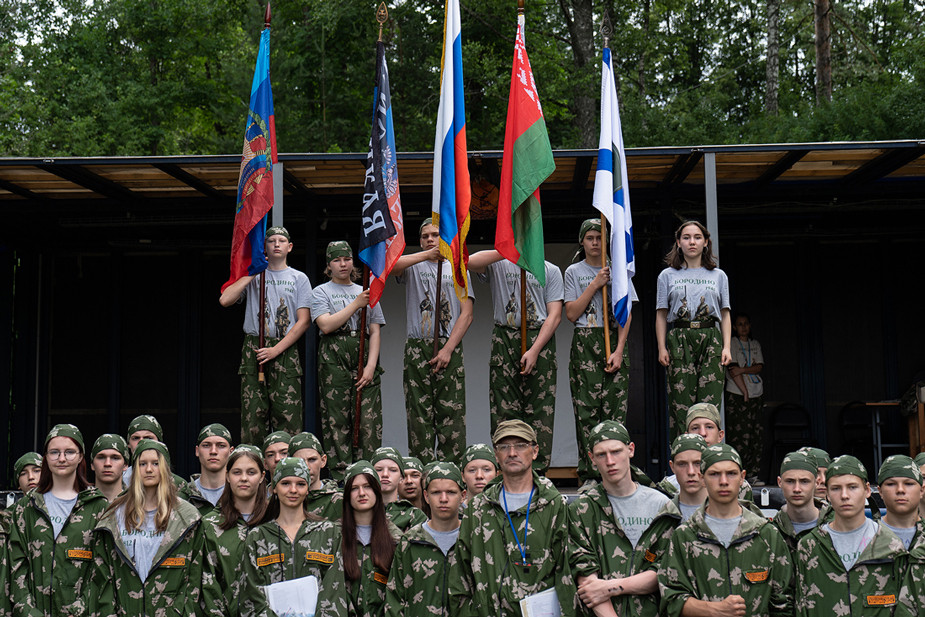 Флаги «ЛДНР» и России на историко-патриотических сборах «Бородино-2024». Фото: ФГБУК «Государственный Бородинский военно-исторический музей-заповедник»