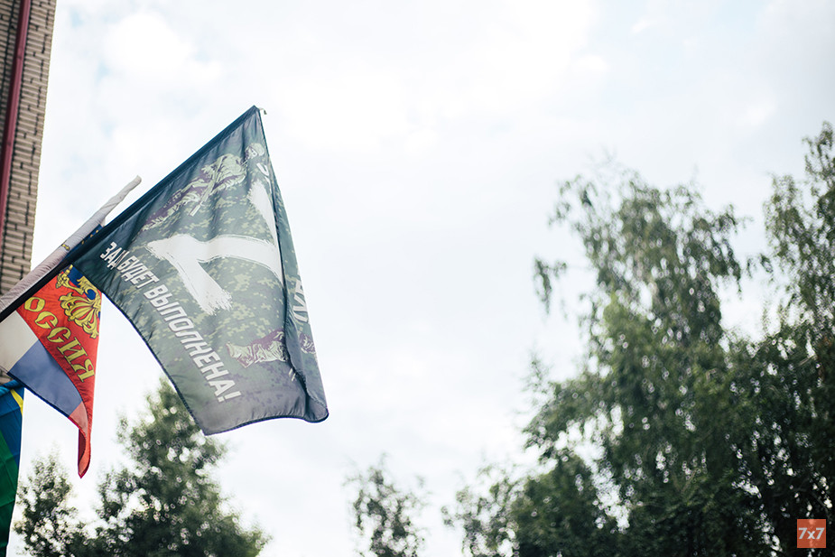 Флаг с литерой Z на здании хрущевки