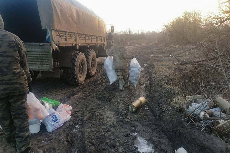 Волонтеры привезли срочникам продукты. Фото предоставлено «7х7»