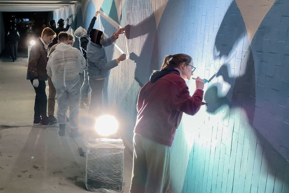 Активисты раскрашивают стены в тоннеле. Фото сообщества «Мы тут»