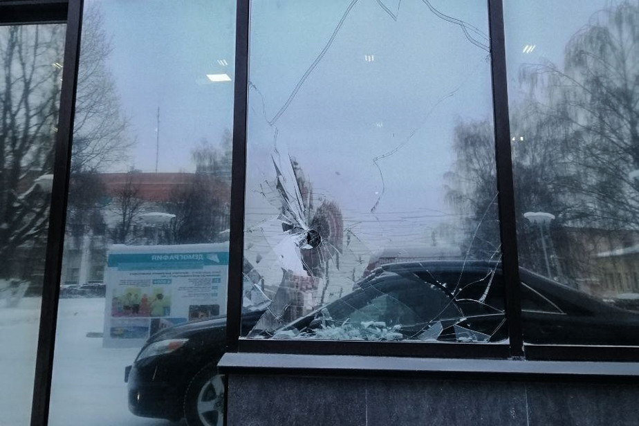Окно в здании правительства Кировской области, разбитое в январе 2020 года