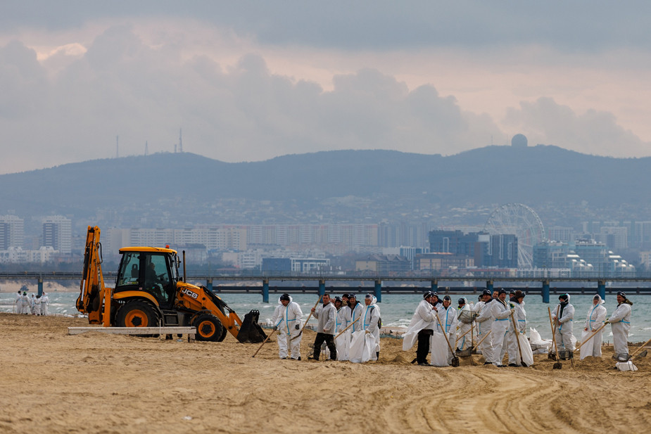 Очистка пляжа от мазута после разлива нефти, Анапа, январь 2025 года. Фото: Правительство России / VK