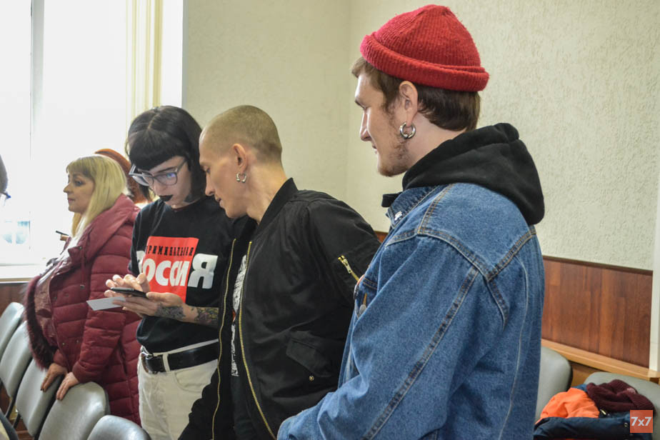 Друзья подсуых в зале суда