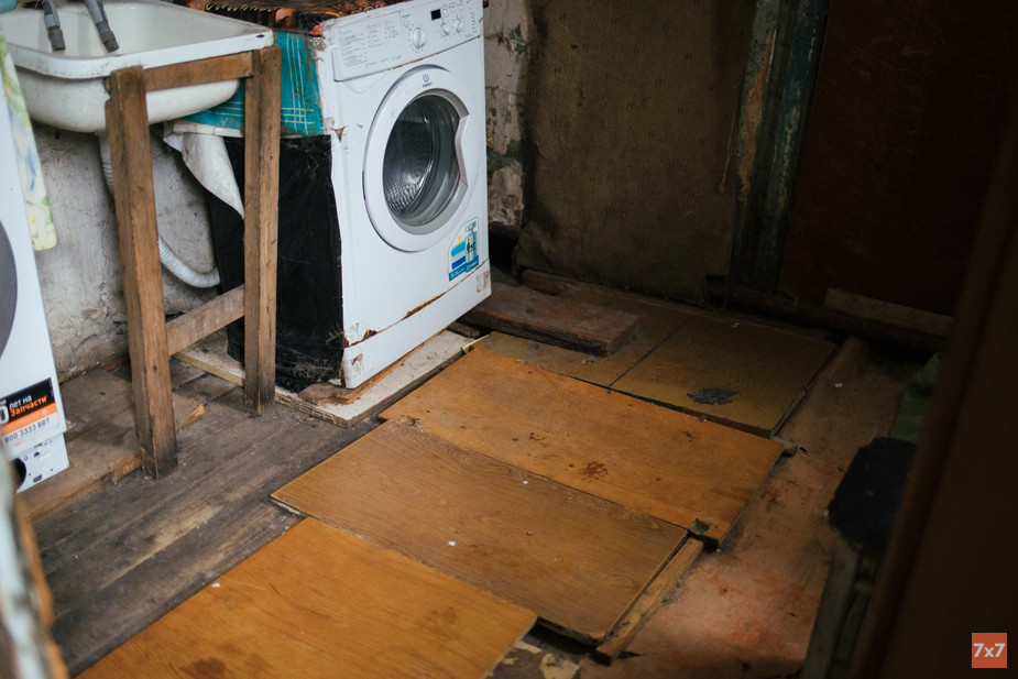 Общая постирочная, в которой провалился пол. Фото «7х7»