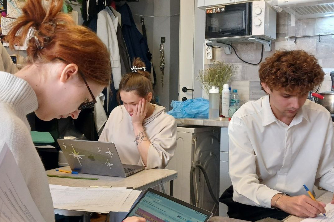 Роман Малозёмов вместе со своим избирательным штабом проверяет собранные подписи. Фото из личного архива