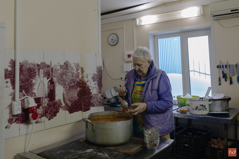 Создательница социальной столовой в Якутске Ирина Гузова разливает суп для посетителей
