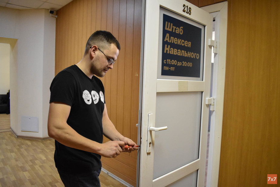 %D0%98%D0%B3%D0%BE%D1%80%D1%8C%20%D0%A1%D0%BB%D0%B8%D0%B2%D0%B8%D0%BD%20%D1%80%D0%B5%D0%BC%D0%BE%D0%BD%D1%82%D0%B8%D1%80%D1%83%D0%B5%D1%82%20%D0%B7%D0%B0%D0%BC%D0%BE%D0%BA%20%D0%B4%D0%B2%D0%B5%D1%80%D0%B8%20%D1%88%D1%82%D0%B0%D0%B1%D0%B0