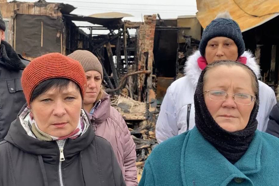 Жители сгоревшего дома в поселке Бутырки