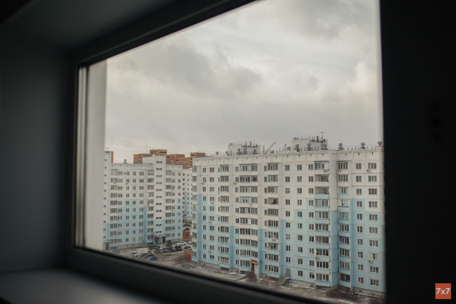 50 панельных бело-голубых многоэтажек на окраине Новосибирска — это микрорайон Чистая Слобода. На его улицах часто можно встретить мужчин в военной форме. Фото «7х7»