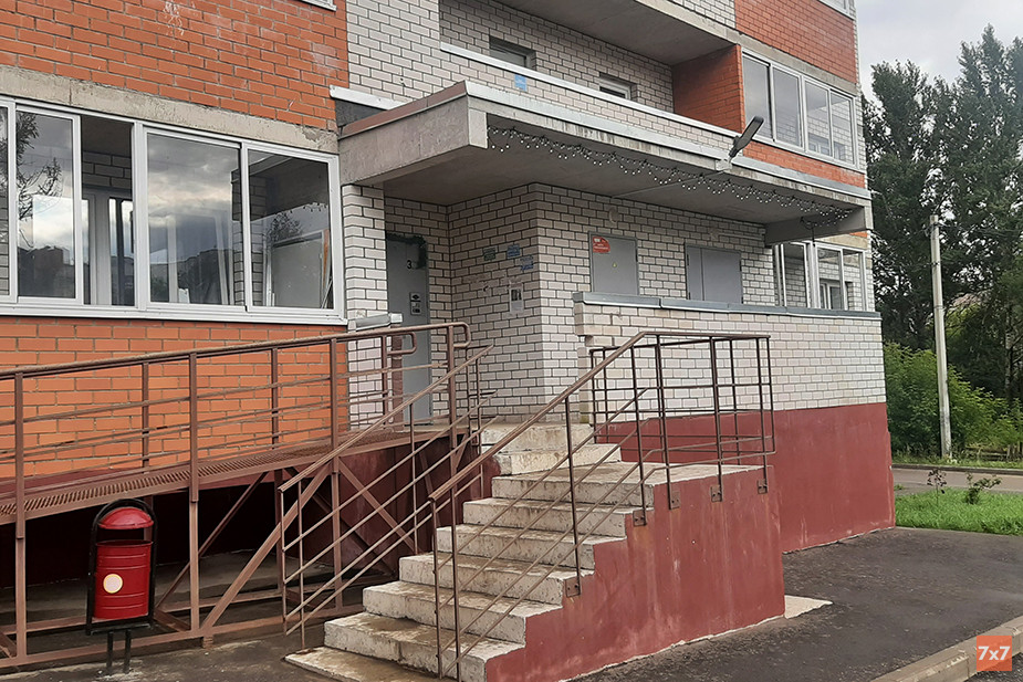 Подъезд в доме, где Мария жила с сыном. Отсюда женщину увезли в стационар