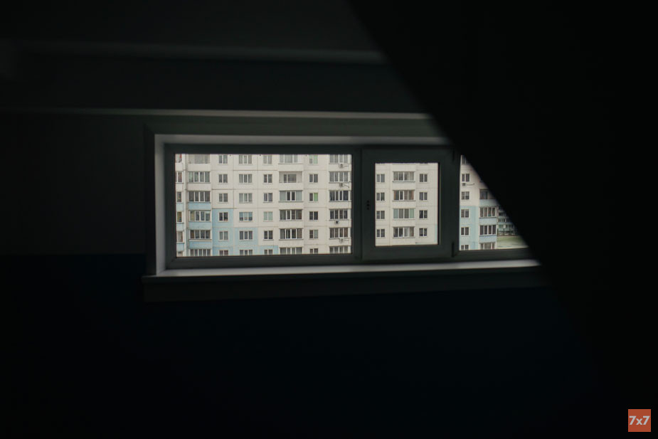 50 панельных бело-голубых многоэтажек на окраине Новосибирска — это микрорайон Чистая Слобода. На его улицах часто можно встретить мужчин в военной форме. Фото «7х7»