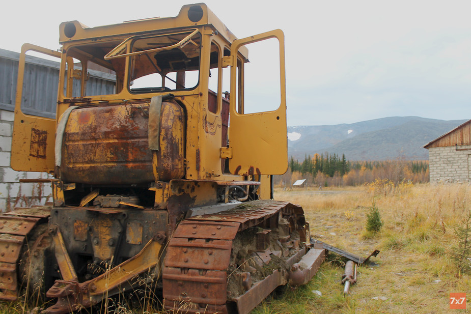 Брошенный бульдозер на турбазе Санавож
