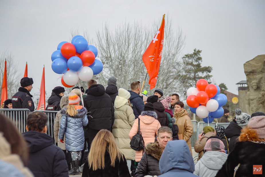 Волгоградцы перед входом на Мамаев курган