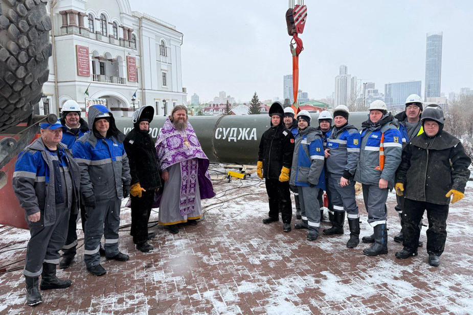 16-метровая труба, установленная в честь операции «Поток» около Храма-на-крови в Екатеринбурге. Фото: Telegram-канал Храма-на-крови в Екатеринбурге