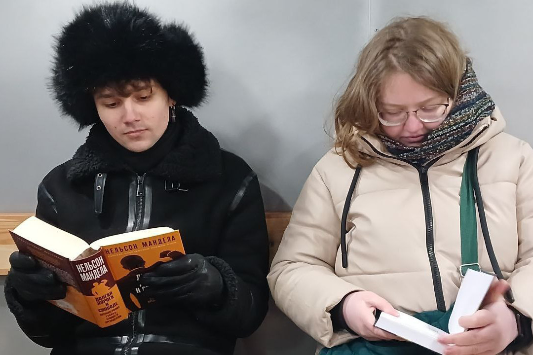 Роман Малозёмов в автозаке после задержания, 16 февраля 2025 года. Фото из личного архива