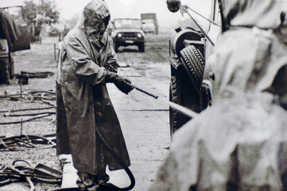 Ликвидатор дезактивирует технику. Фото: USFCRFC / Flickr (CC BY-SA 2.0)