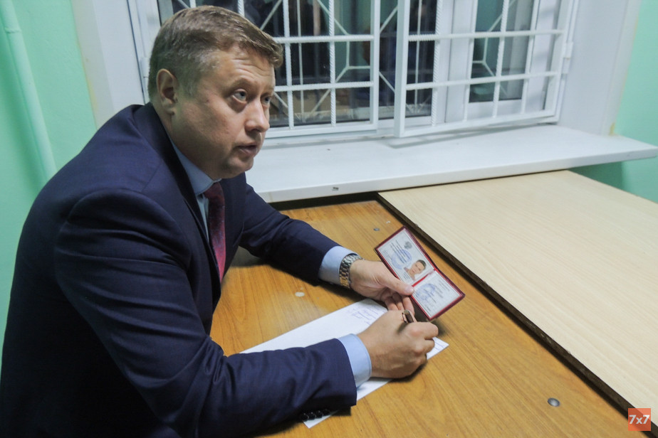 Депутат Законодательного Собрания Алексей Петров составляет списки для допуска адвокатов к задержанным