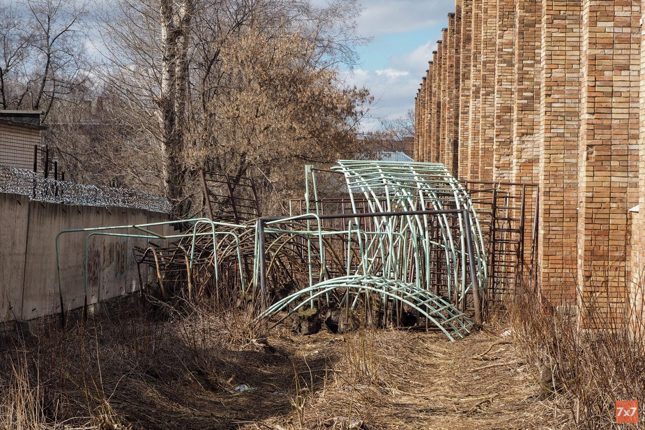 Сваленные за манежем Юность турники