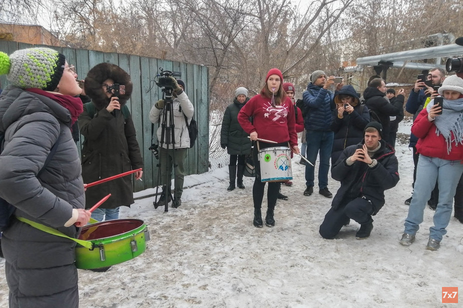 Активисты играют в барабаны в знак поддержки осужденных