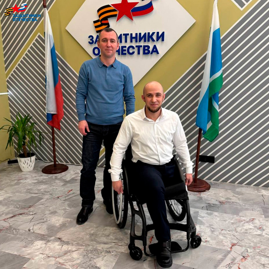 Участник войны в Украине на спортивном кресле-коляске, предоставленном фондом. Фото из группы фонда в VK