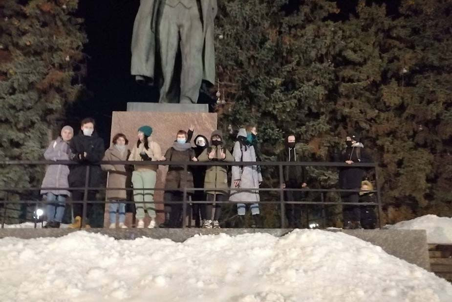 Пикетирующие против войны чебоксарцы