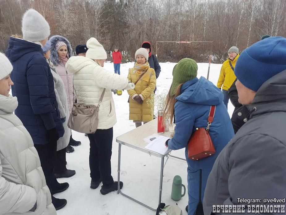 Жители Екатеринбурга собирают подписи против застройки парка, 4 ноября 2023 года. Фото: «Вечерние Ведомости» / Telegram