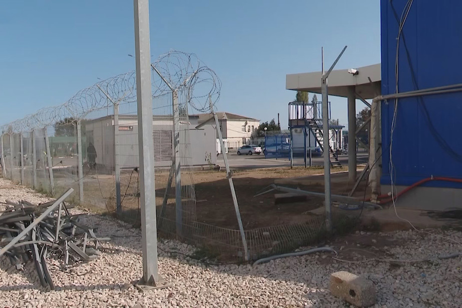 Повреждение в заборе аэропорта Махачкалы