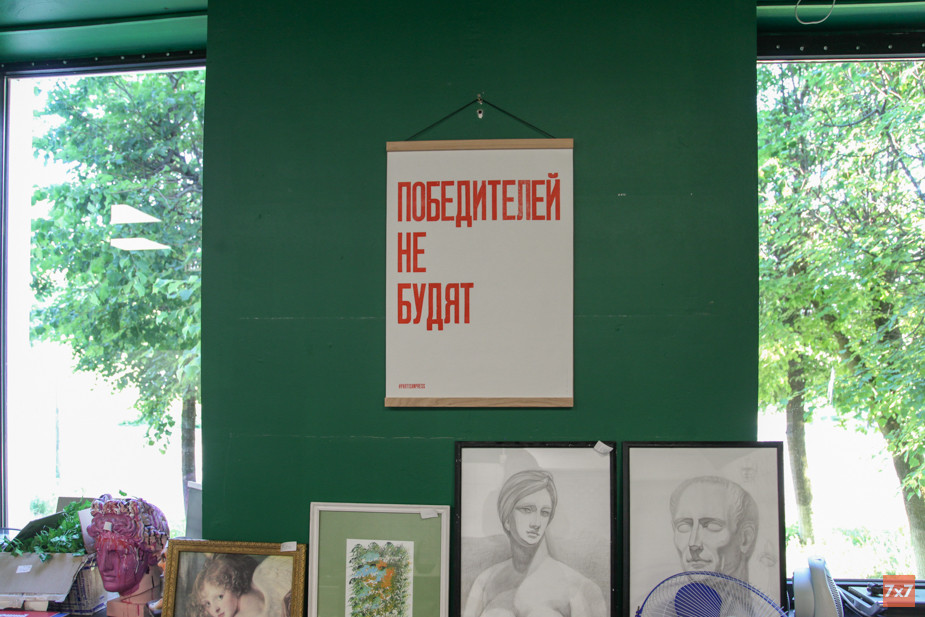 Объявив о закрытии, команда «ШТАБа» стала распродавать мебель. Фото «7х7»