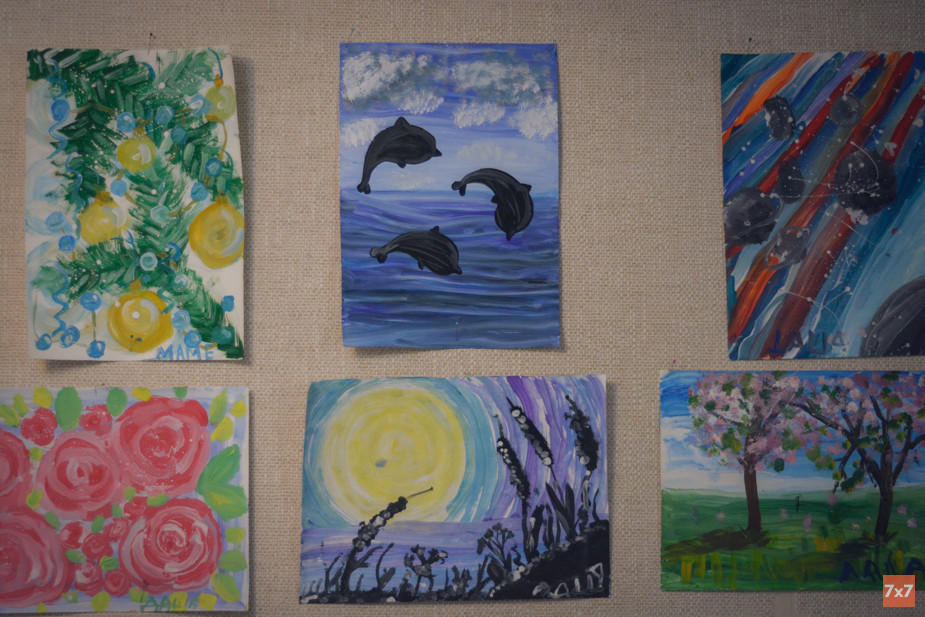 Стены в квартире Юлии завешаны рисунками дочери, остальные стопками хранятся в шкафах