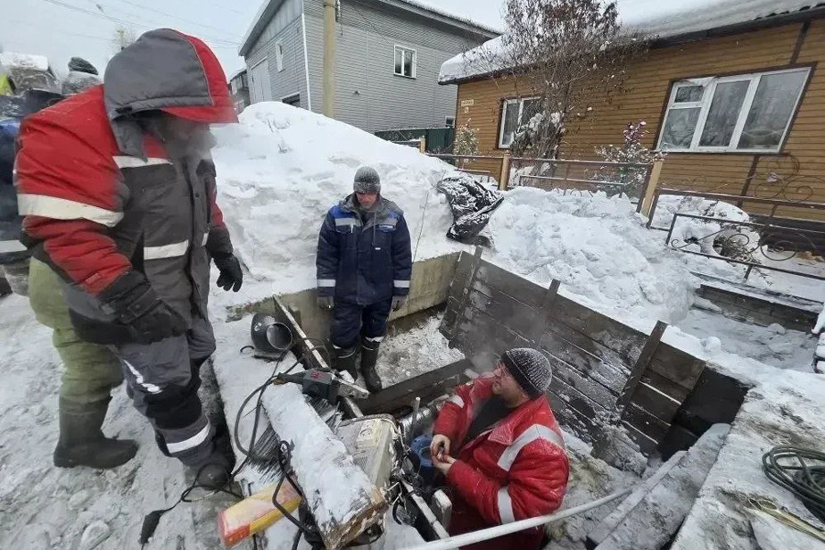 Устранение последствий коммунальной аварии в Бодайбо. Фото: телеграм-канал «БодАйбо сити»
