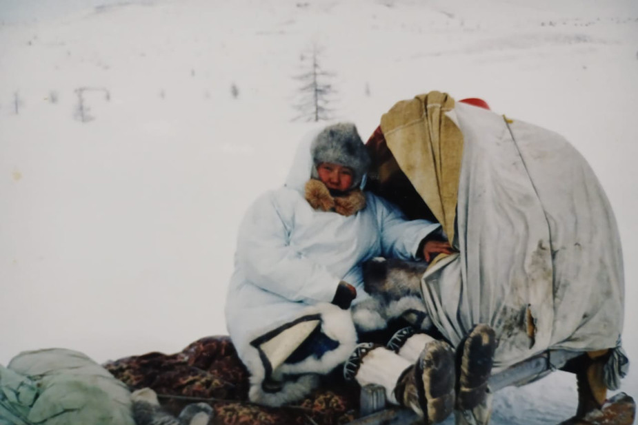 Мама Ксении с двухлетней дочерью в люльке. Фото из архива Ксении Большаковой