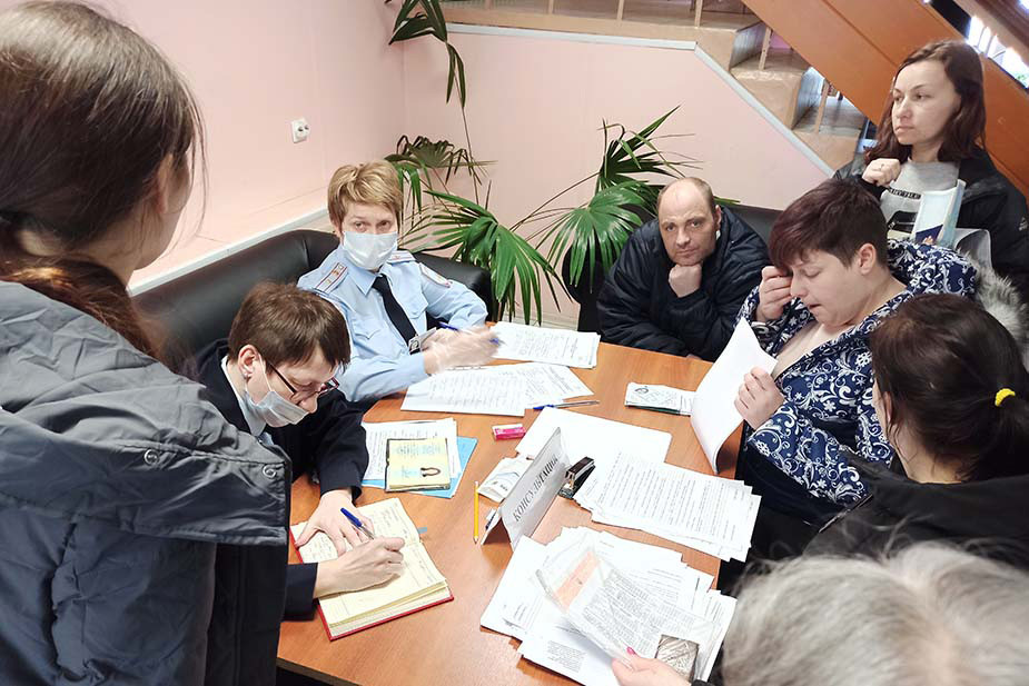 Консультанты работают с беженцами, которые приехали в Ярославскую область