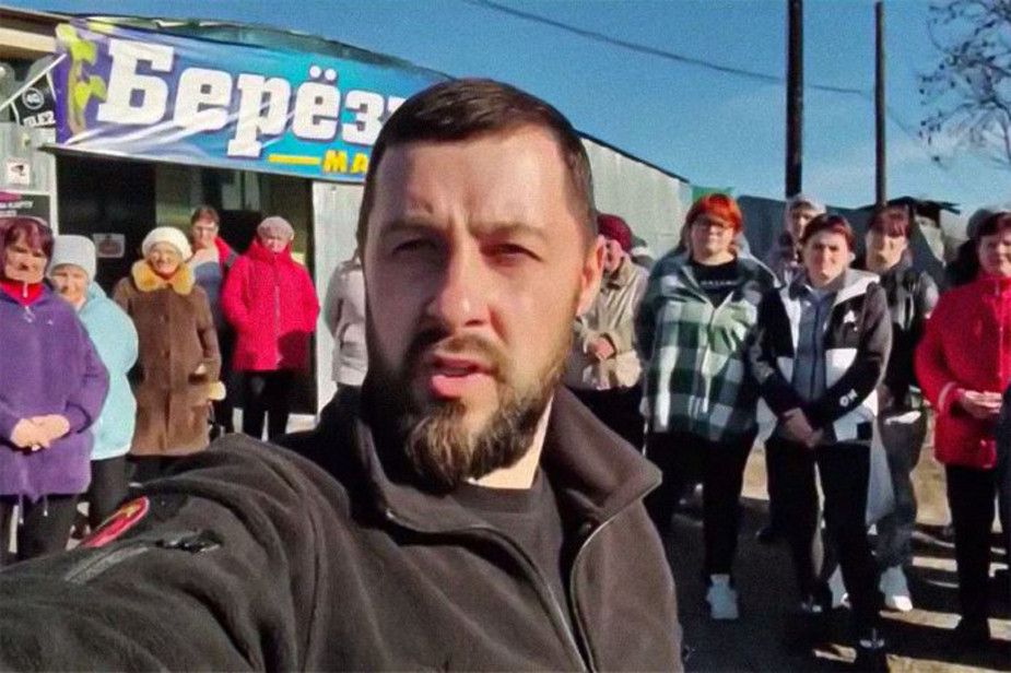 Одна из встреч Романа Солодова с жителями приграничных сел. Позднее все видео были удалены из его телеграм-канала. Источник: «ОВД-Инфо»