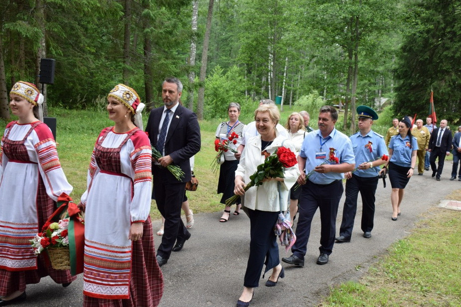 «Курган дружбы». В светлом жакете - первый замгубернатора Вера Емельянова 