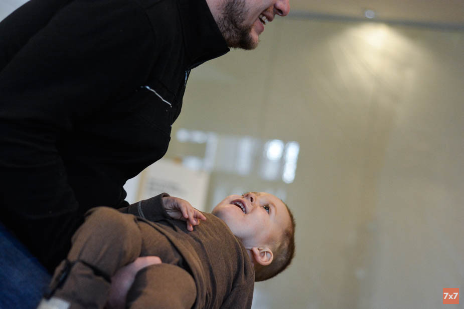 Дмитрий Бахтин играет с Мишей