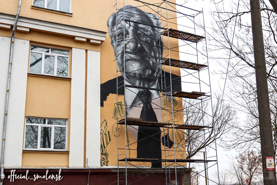 Граффити с изображением артиллериста-зенитчика Виктора Якунина на фасаде школы № 22 в Смоленске. 