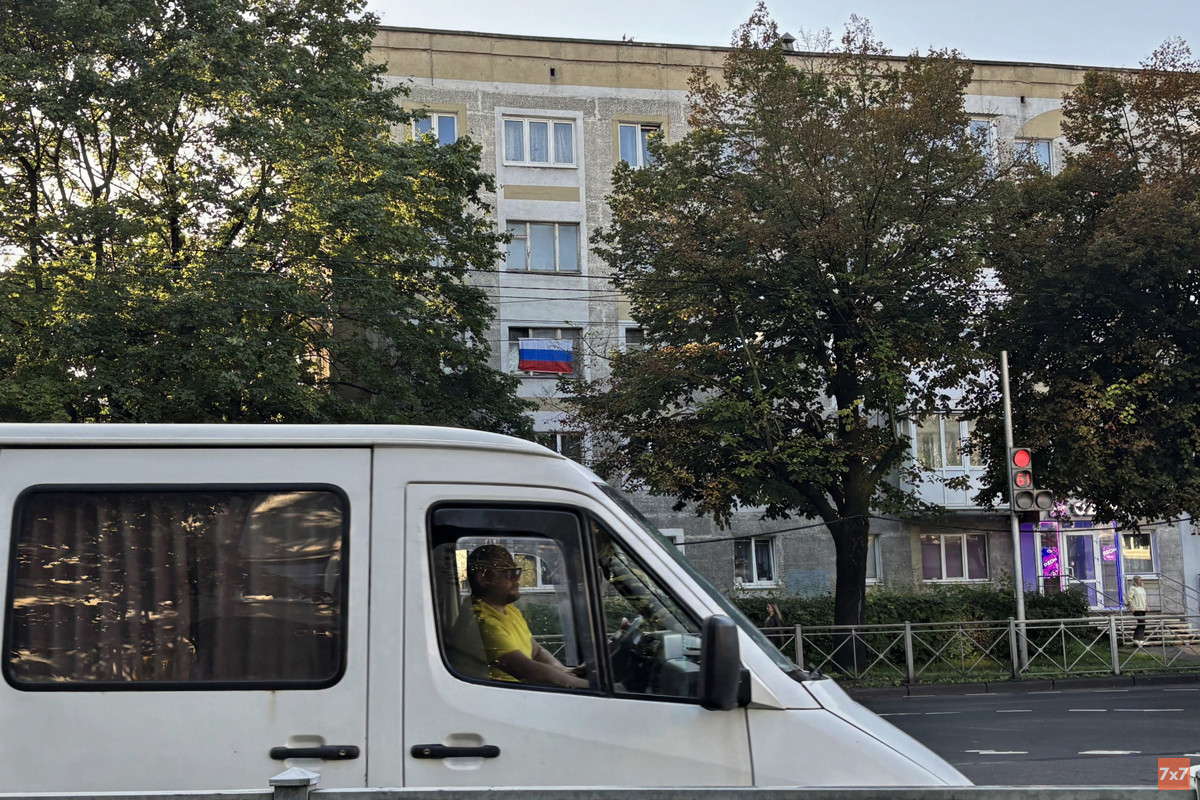 На окнах некоторых домов Калининграда висят российские флаги