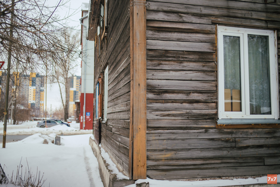 Цветные многоэтажки на заднем плане — ЖК «Аквамарин»