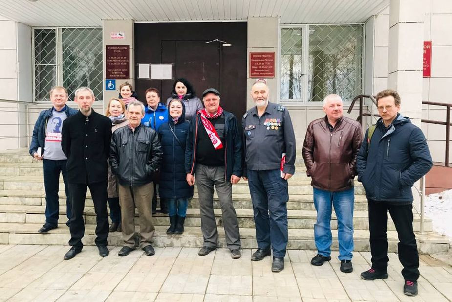 Группа поддержки Анны Шекаловой возле суда. Сама Анна не присутствовала на заседании 8 апреля по состоянию здоровья